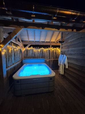 Indoor spa tub