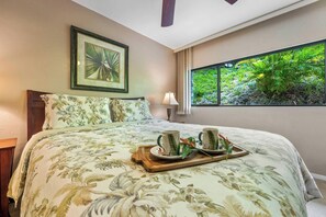 Main bedroom: Queen bed with en suite bathroom