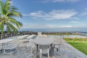 Ocean view patio/backyard perfect for lounging
