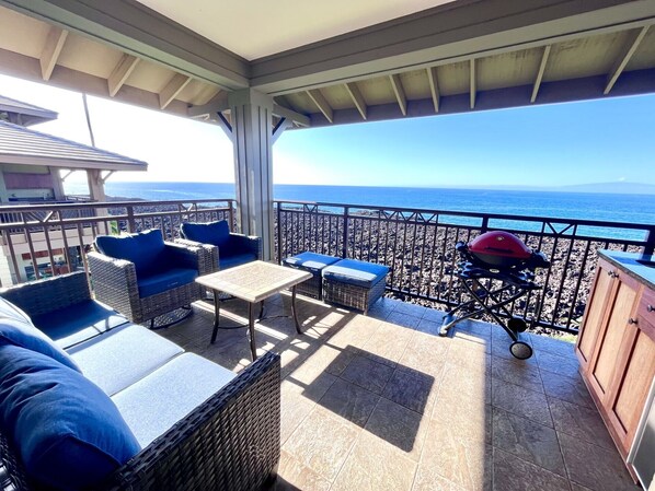 Lanai to lounge and watch the waves