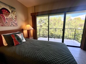 Guest Bedroom: Twin Beds