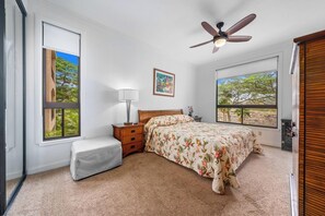 Main bedroom: California King bed w/ TV and en suite bathroom