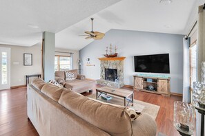 Indoors, Furniture, Living Room, Screen, Home Decor