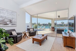 Lake Luxe, Elite Accommodation, West Lakes, Pool, Spa, Outdoor Kitchen, Free parking, LIV Golf (1)