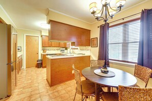 Dining Area/Kitchen | Cooking Basics | Dishware & Flatware Provided