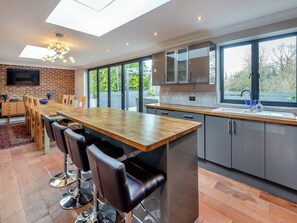 Kitchen | Woodcutters House - Beechlawn Holidays, Leatherhead