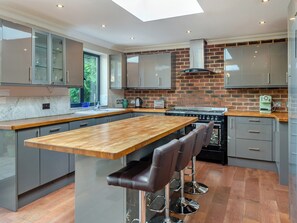 Kitchen | Woodcutters House - Beechlawn Holidays, Leatherhead