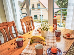 Meubles, Table, Vaisselle, Bois, Chaise, Design Intérieur, Drinkware, Salle À Manger, Tache De Bois, Serveware