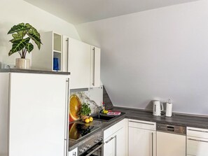 Kitchen, Kitchen Appliance, Major Appliance, Countertop, Interior Design, Flooring, Cabinetry, Floor, Ceiling, Furniture