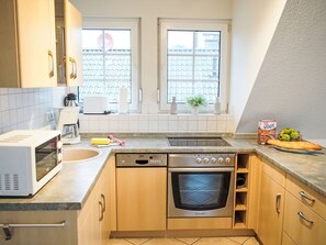 Kitchen, Kitchen Appliance, Countertop, Major Appliance, Flooring, Cabinetry, Wood, Interior Design, Home Appliance, Kitchen Sink