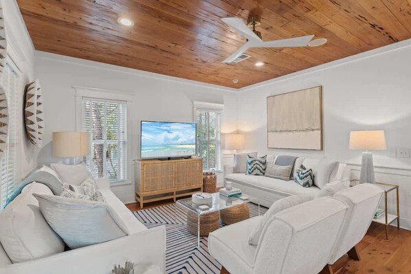 Living room: Smart TV, central heating, with A/C, main floor, access to balcony