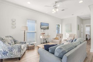 Living room: Smart TV, central heating and AC, patio access, community pool access directly through the back door