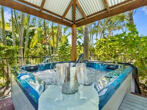 Outdoor spa tub