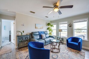 Living Room | Smart TV | Dining Area