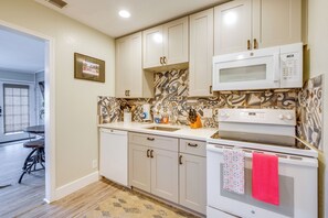 Kitchen | Free WiFi | Single-Story Unit