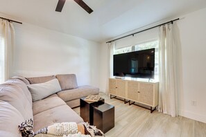 Living Room | Smart TV | Board Games | Free WiFi