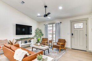 Living Room | Flat-Screen TV w/ Cable | Free WiFi | Central A/C & Heating