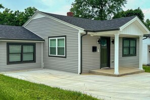 Home Exterior | Self Check-In | 1 Mi to Limestone Branch Distillery