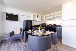 Kitchen diner at 5 Beachview, Crantock, Cornwall, self catering with Beach Retreats.