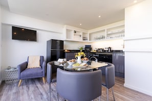 Kitchen diner at 5 Beachview, Crantock, Cornwall, self catering with Beach Retreats.