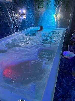 Indoor spa tub