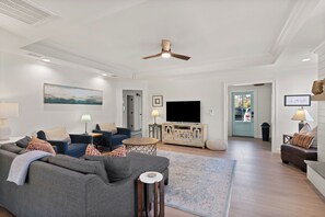 Splish Splash Cottage - Family room with Smart TV