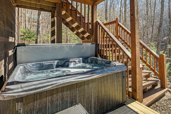 The Leaf Landing - Coverd Hot Tub Area