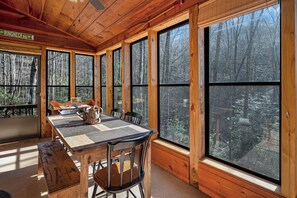 The Leaf Landing - Sunroom