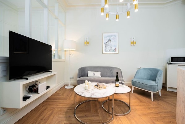 Cozy Studio with Smart TV | Book Now with RENTUJEMY.COM