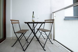 Furnished balcony | Book Now with RENTUJEMY.COM