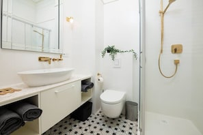 Fully equipped Bathroom | Book Now with RENTUJEMY.COM