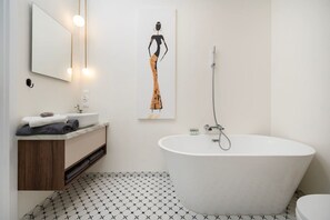 Bathroom with Shower and Bathtub | Book Now with RENTUJEMY.COM