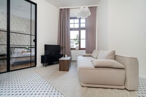 Main Living Area - Smart-TV for Your Entertainment | Book Now with RENTUJEMY.COM