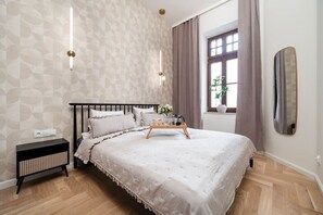 Bedroom with Queen Bed and Workspace | Book Now with RENTUJEMY.COM