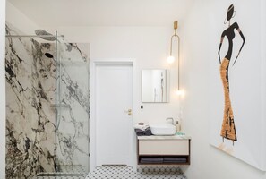 Bathroom with Shower and Bathtub | Book Now with RENTUJEMY.COM