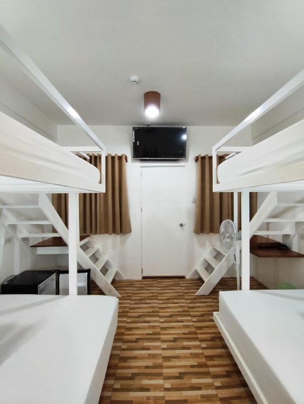 Living/Sleeping Area