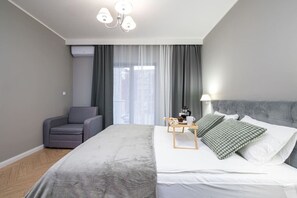Main Bedroom – King-Sized Bed & Air Conditioning for a Perfect Stay | Book Now with RENTUJEMY.COM