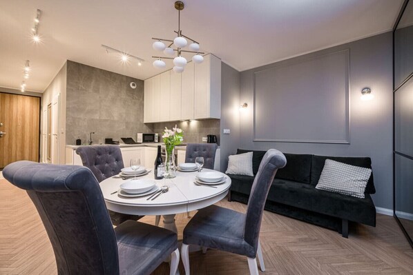 Living & Dining Area – Cozy Sofas & Stylish Dining Space | Book Now with RENTUJEMY.COM