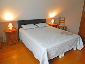 A l'étage : 1 chambre 1 lit 2 personnes