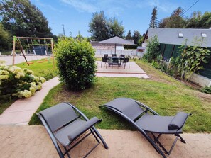 Vue sur le jardin et la terrasse.