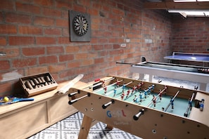 Salle de jeux dans le garage Baby foot, jeux de fléchettes, table de Ping pong, Table de billard.