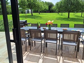 Le salon de jardin, depuis la cuisine