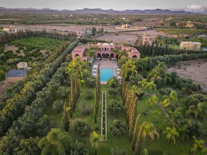 Balcony, Surroundings, Facade/entrance, Property exterior, Garden, View, Swimming pool