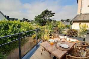Terrasse côté cour - exposée sud avec salon de jardin