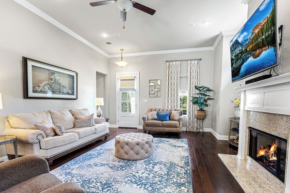 Cozy and spacious living room to relax during your stay at Southern Comfort.