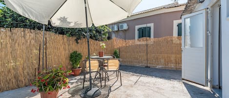 屋外ダイニングエリア