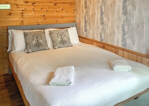 Cozy Cabin 1 - Fairwood Lakes Holiday Park, Westbury