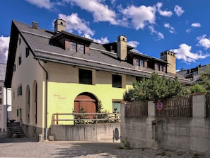Wolke, Himmel, Pflanze, Gebäude, Fenster, Haus, Hütte, Grundeigentum, Dach