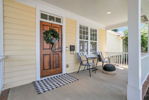Welcome to The Yellow Belle—Greenville’s premier all-inclusive, fully furnished rental! Nestled in a safe neighborhood just steps from downtown, you'll enjoy the perfect blend of comfort and convenience.