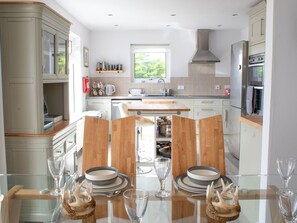 Möbel, Küche, Cabinetry, Countertop, Interior Design, Flooring, Küchengerät, Holz, Major Appliance, Fussboden